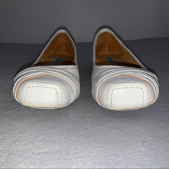 Genuine Leather Arnold Churgin White Ballet Style Flats - Picture 5 of 9
